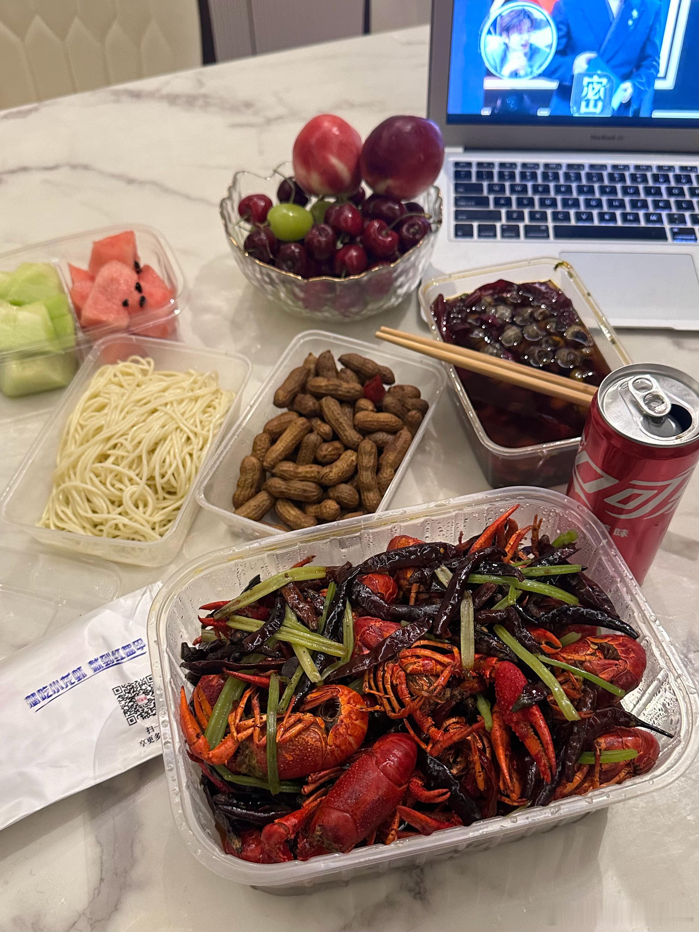 冰可乐儿小龙虾一天最快乐的时候来了[耶] ​​​
