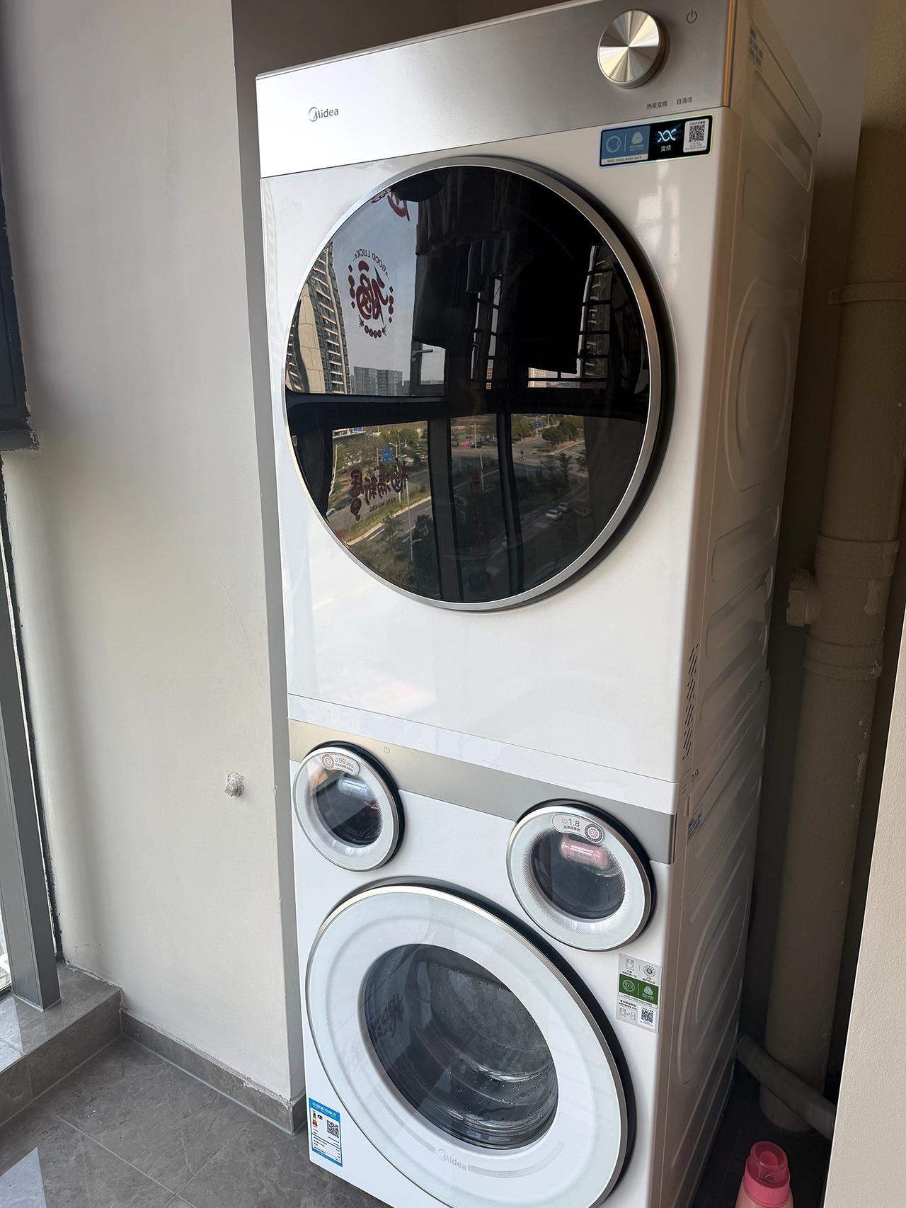 谁懂啊！浙江回南天的 “魔法攻击”，真的能把人逼疯😭
衣服晾一周还是潮乎乎的，