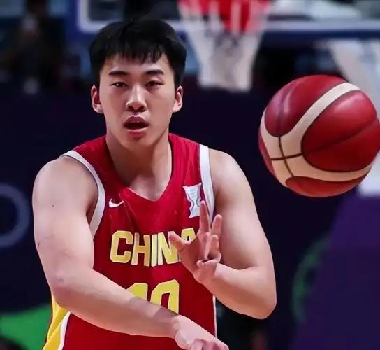 穿上国家队球衣，就得变成机器人吗？王俊杰最近几场打得小心翼翼，连往日放荡不羁的笑