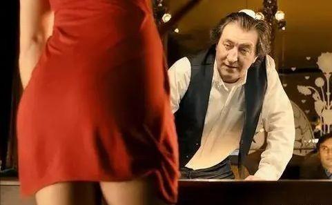 捷克性交易合法，大街上经常有站街女招徕顾客。这里色情业发达，很多人都演过成人片，