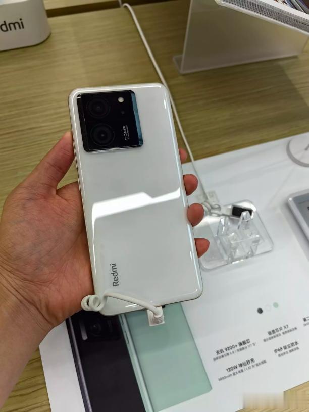 时隔一个月后，我一朋友居然心血来潮想去看看（买）Redmi K60至尊版，我实在