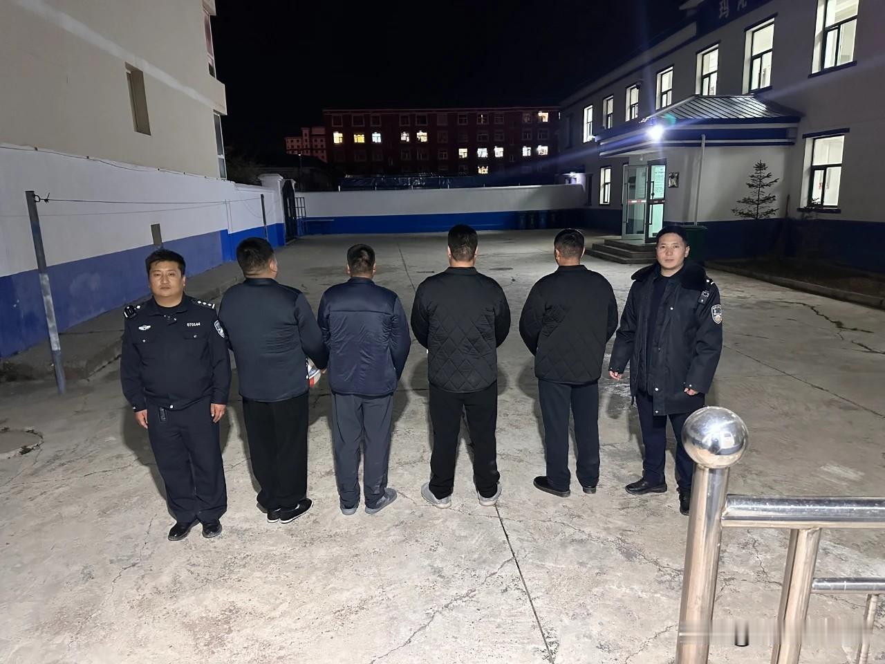 青海4人茶餐厅搓“尕麻将”，本想捞本反被抓！

你说亏不亏？玛沁这老哥四个，寻思