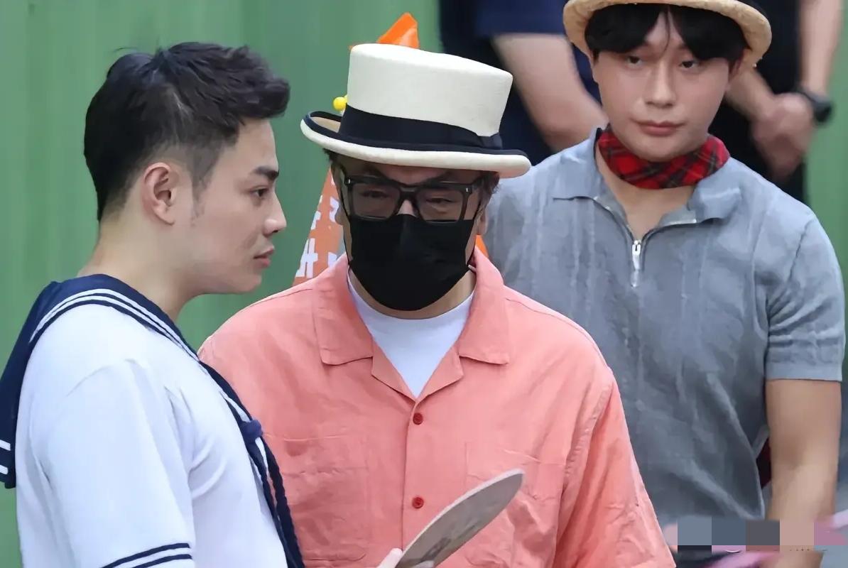 蔡康永“全副武装”遮脸现身沈伯洋造势活动，网友质疑：“不装了？”10月4日下午，