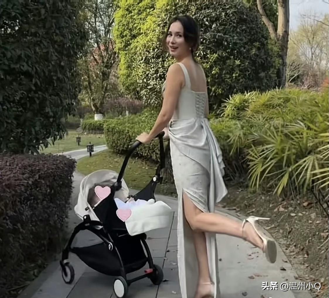 真替宝宝捏把汗，卢靖珊衣着礼服和高跟鞋推着二宝摆拍，差一点就要把婴儿车推进草丛了