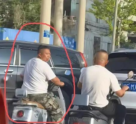 差点没认出来！

这叼烟架势，还得是东北雨姐。
两年，两千万粉变路人，复出全摁死