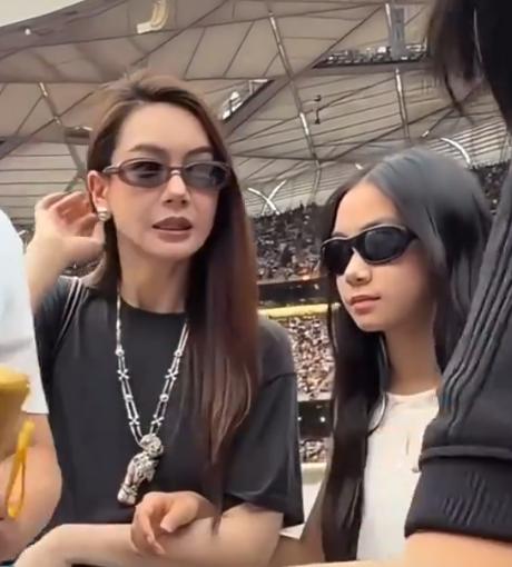 李承铉和戚薇的女儿lucky已经11岁了，个子快要到妈妈耳朵的高度。小时候几乎就