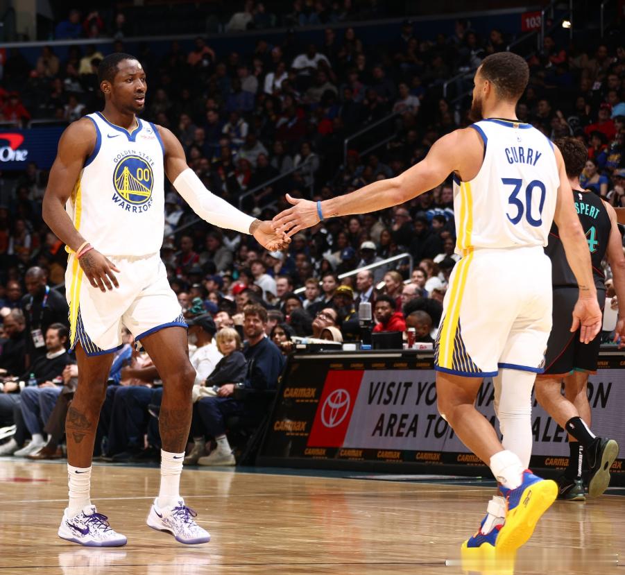 今日勇士球星库里在球队训练结束后接受了媒体采访。记者：“我很好奇你对库明加目前处