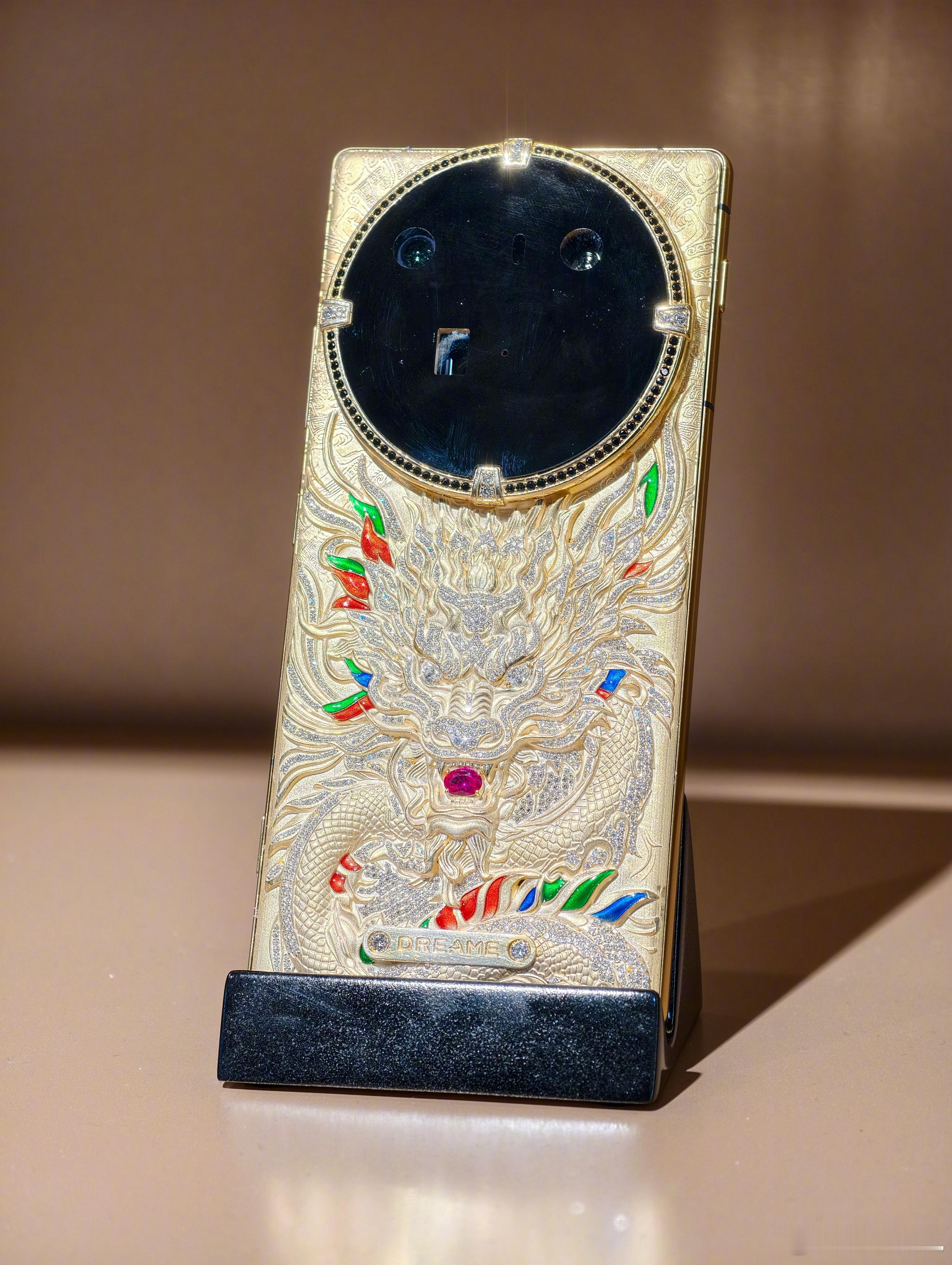 追觅 AURORA 高奢定制线用料是真的夸张，各种真皮、黄金、天然钻，现场工作人