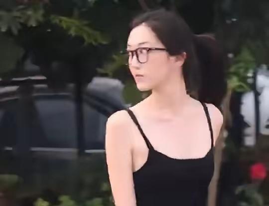李嫣又漂亮了不少，同时期的王菲也没有她好看！虽然还略显青涩，身材还有些单薄，但该