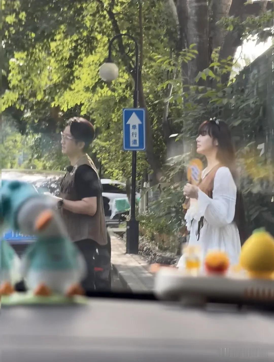 邹市明和老婆冉莹颖现身新疆伊犁录节目，夫妻俩穿着情侣鞋，看着感情好甜蜜！
邹市明