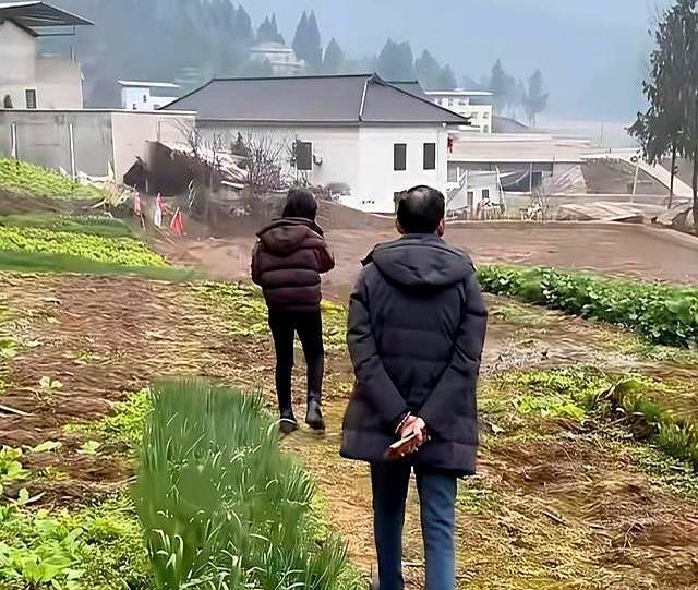 你敢信吗？身家千万的老板娶个小17岁的媳妇，进门第一天就立下俩死规矩。
 
他当