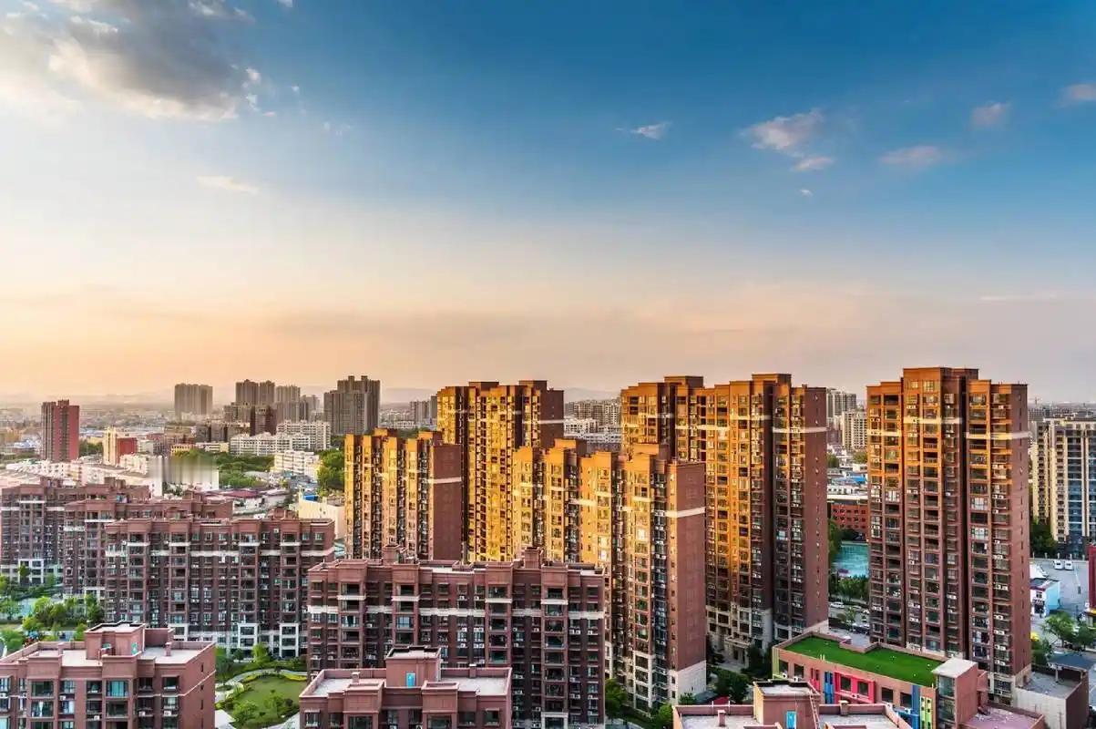 2026年4月28日的中央政治局会议，把楼市表述从之前的 “着力稳定” 改成 “