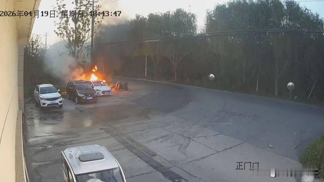 这下玩大了！
就因为男子一时手痒觉得“点着玩”，1分钟后直接烧掉了一辆汽车！
