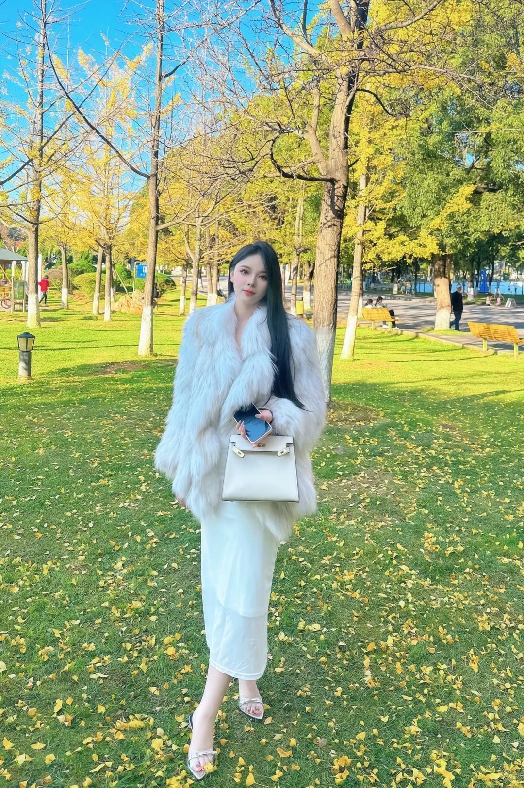 冬日生活打卡季你宛如从童话中走出的秋日女神，身披云朵般柔软的白色毛绒披肩，搭配轻