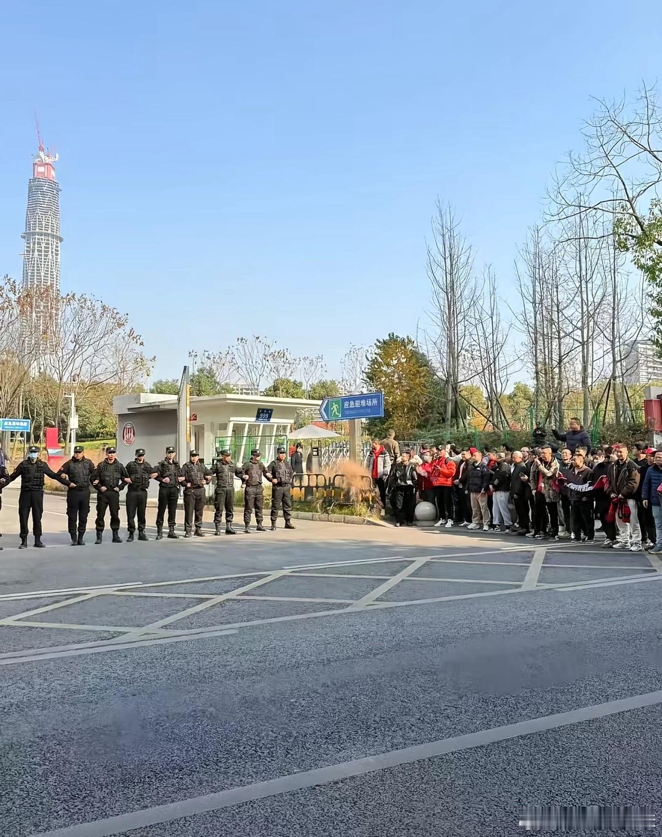 我还以为是有球迷去闹事了，结果说的是欢送徐正源。反正球队永远和球迷是站在一起的，