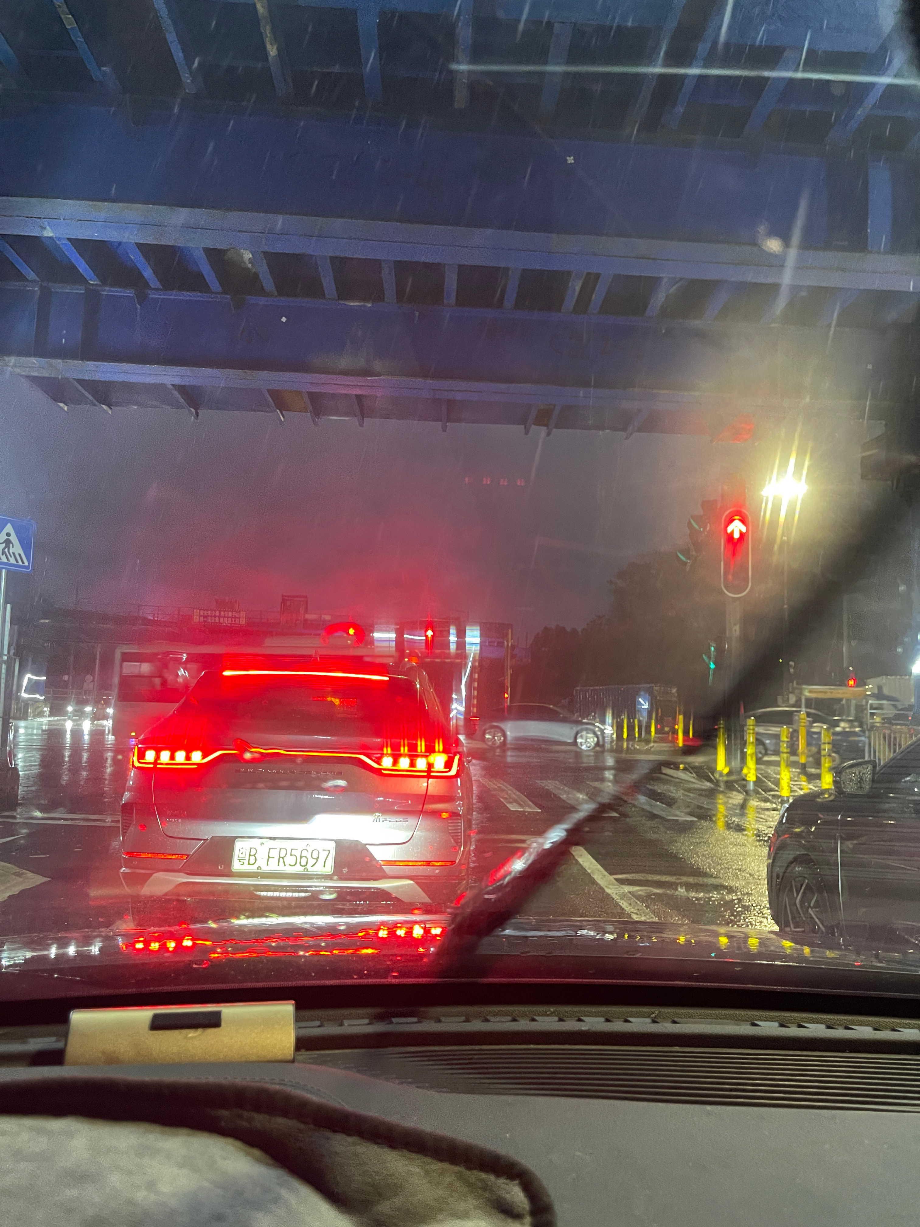 下好大的雨，去接老板娘回家。大家如何评价我这个举动？ 