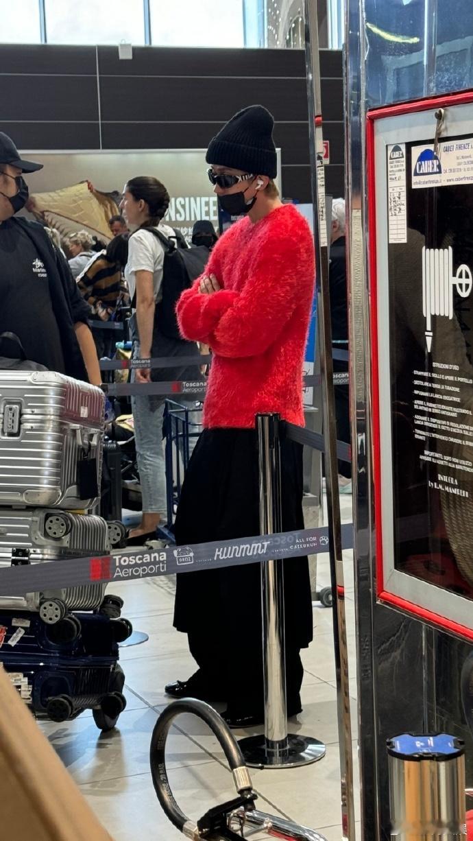 #蔡徐坤出发巴黎时装周##蔡徐坤红色海马毛衣#蔡徐坤以红色海马毛衣的时尚造型出发