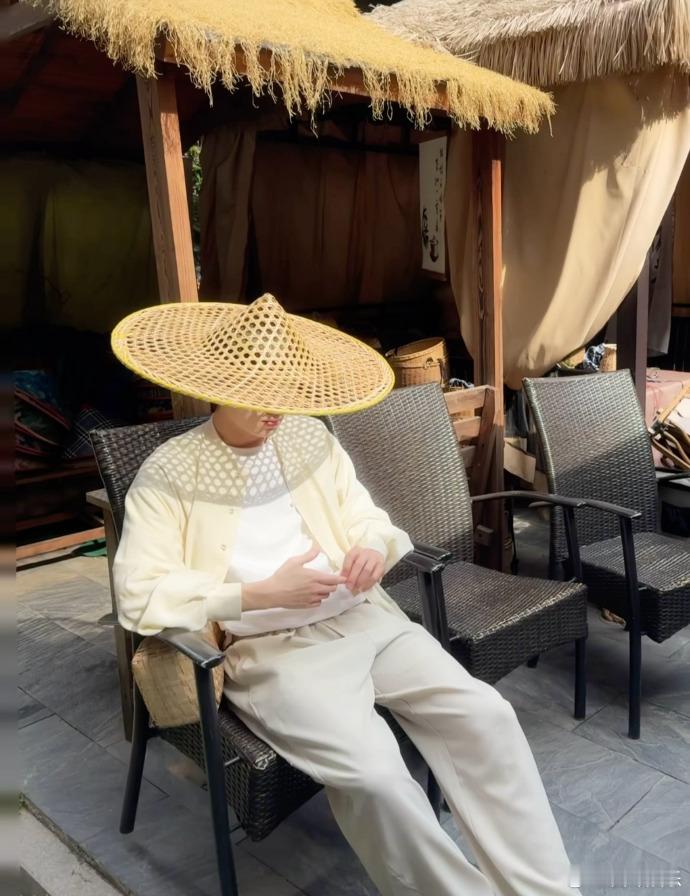张康乐带着草帽晒太阳张康乐老了也是帅老头 张康乐这plog真舒适啊 