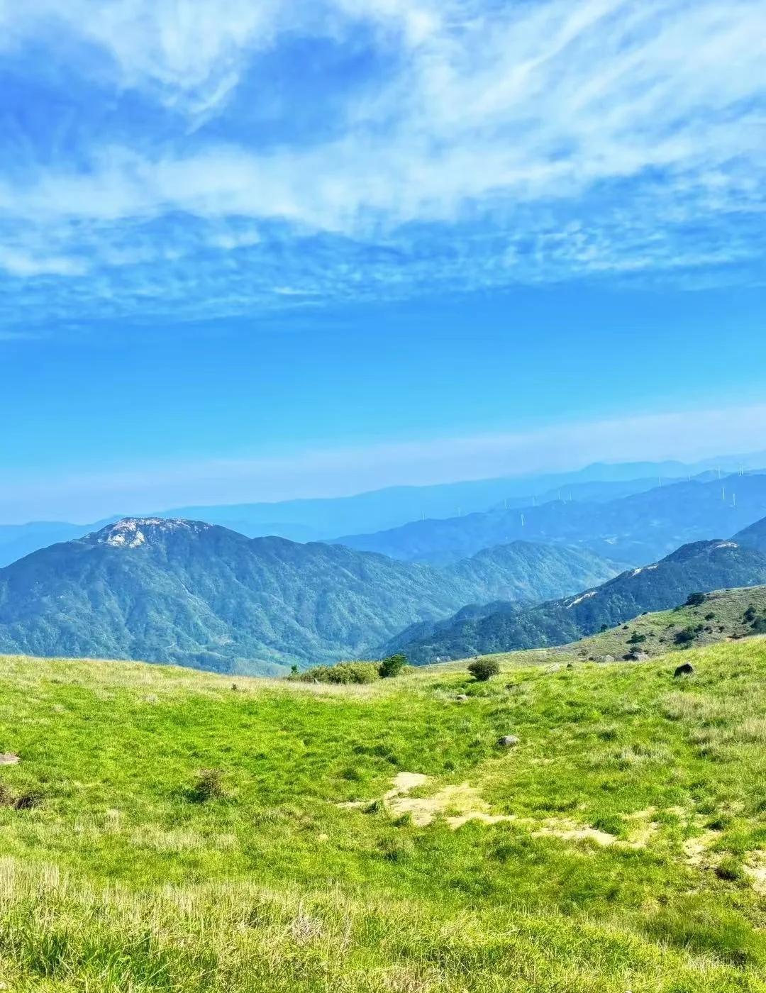 湖南郴州桂东，藏在大山里的清凉秘境。
高山草甸漫延，云海翻涌，飞瀑流泉，碧水青山