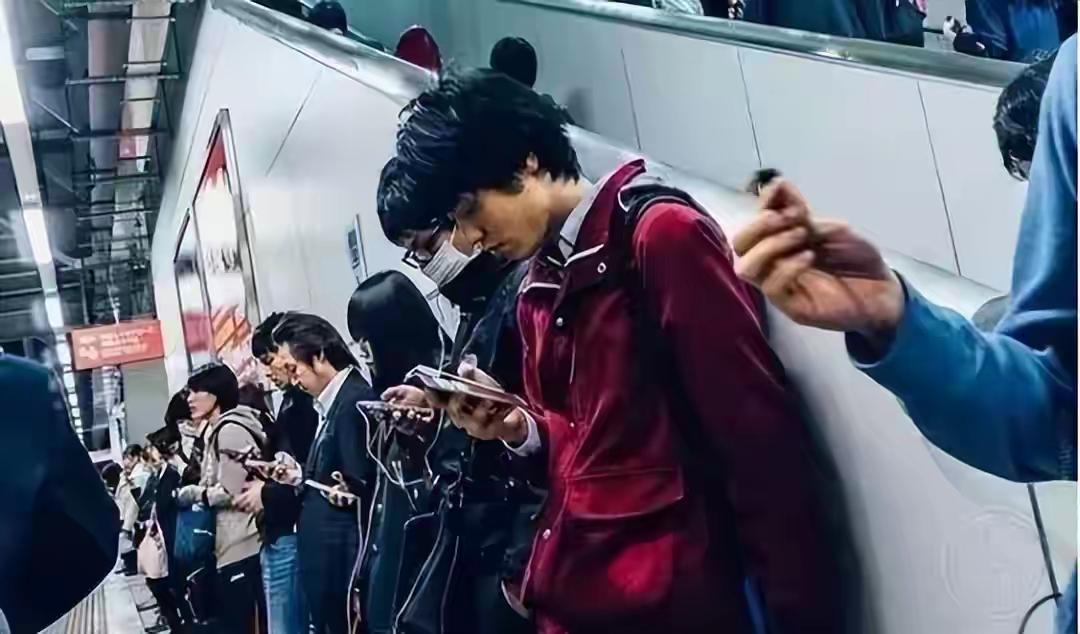 日本一定会沉没，我赌的不是列岛地理沉没，而是社会沉没。现在的日本，国民精神颓废如