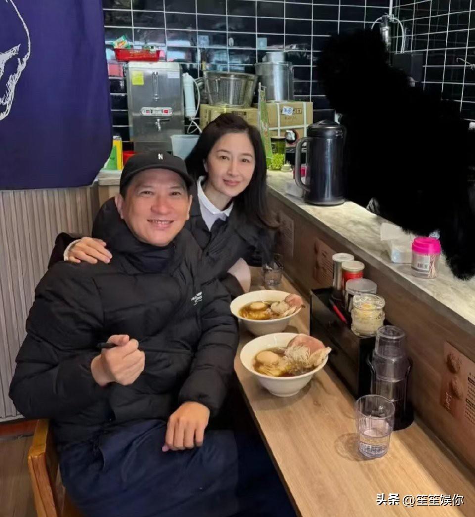 关咏荷和郭蔼明其实都是下嫁，白富美下嫁穷小子，不过的确也收获了幸福美满的婚姻。刘