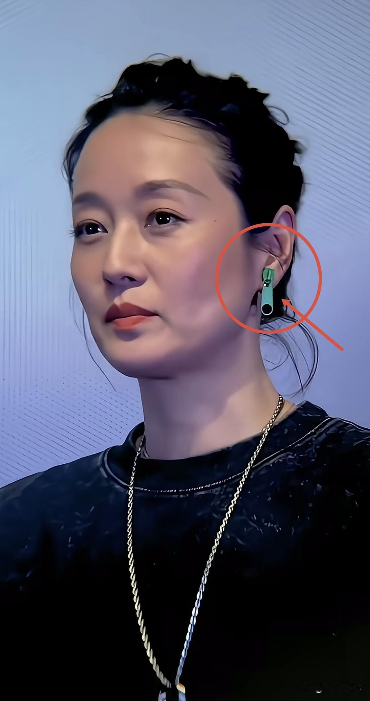 个性的女人耳钉
    看看马伊琍，弄了个拉锁头钉在耳朵上，真是个性十足。哈哈哈