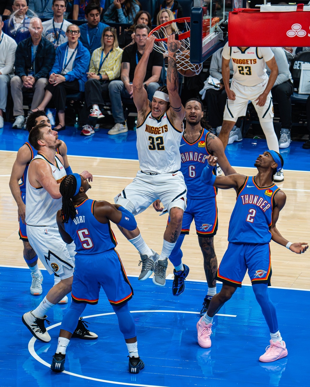 切特＆哈腾不打的雷霆 体型也真是差太多了nba
