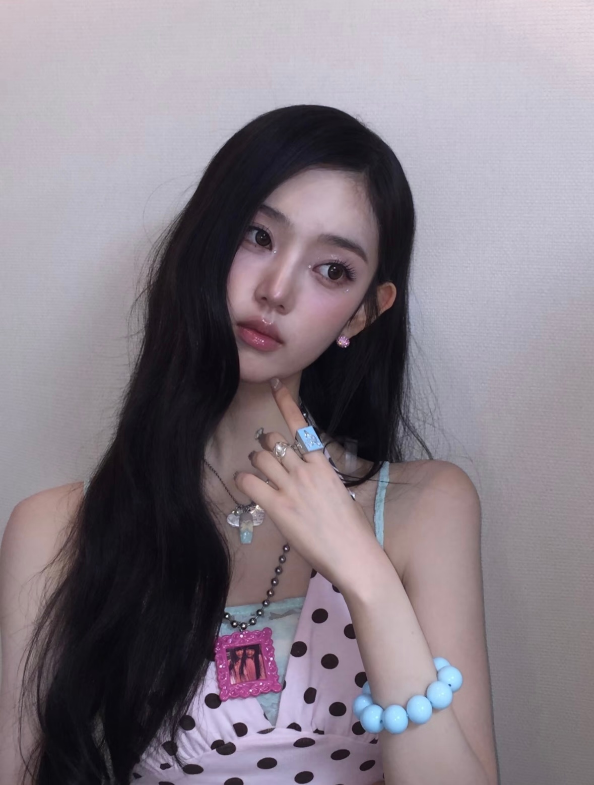 kpop绝对不少美丽的脸蛋 但是李修旻的脸一出现 还是觉得好惊艳….. 