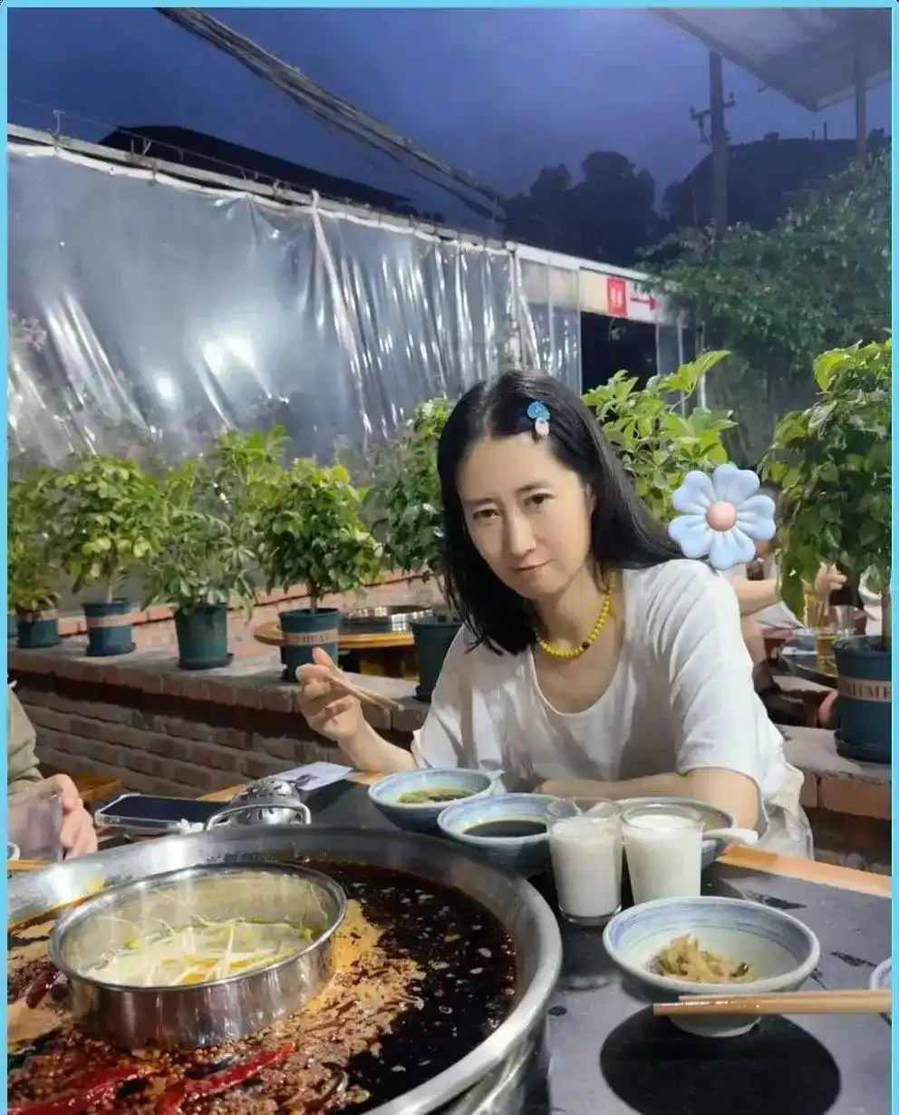49岁刘敏涛穿牛仔装吃火锅，头上别个小夹子，网友看完直呼：这也太像小姑娘了吧！ 