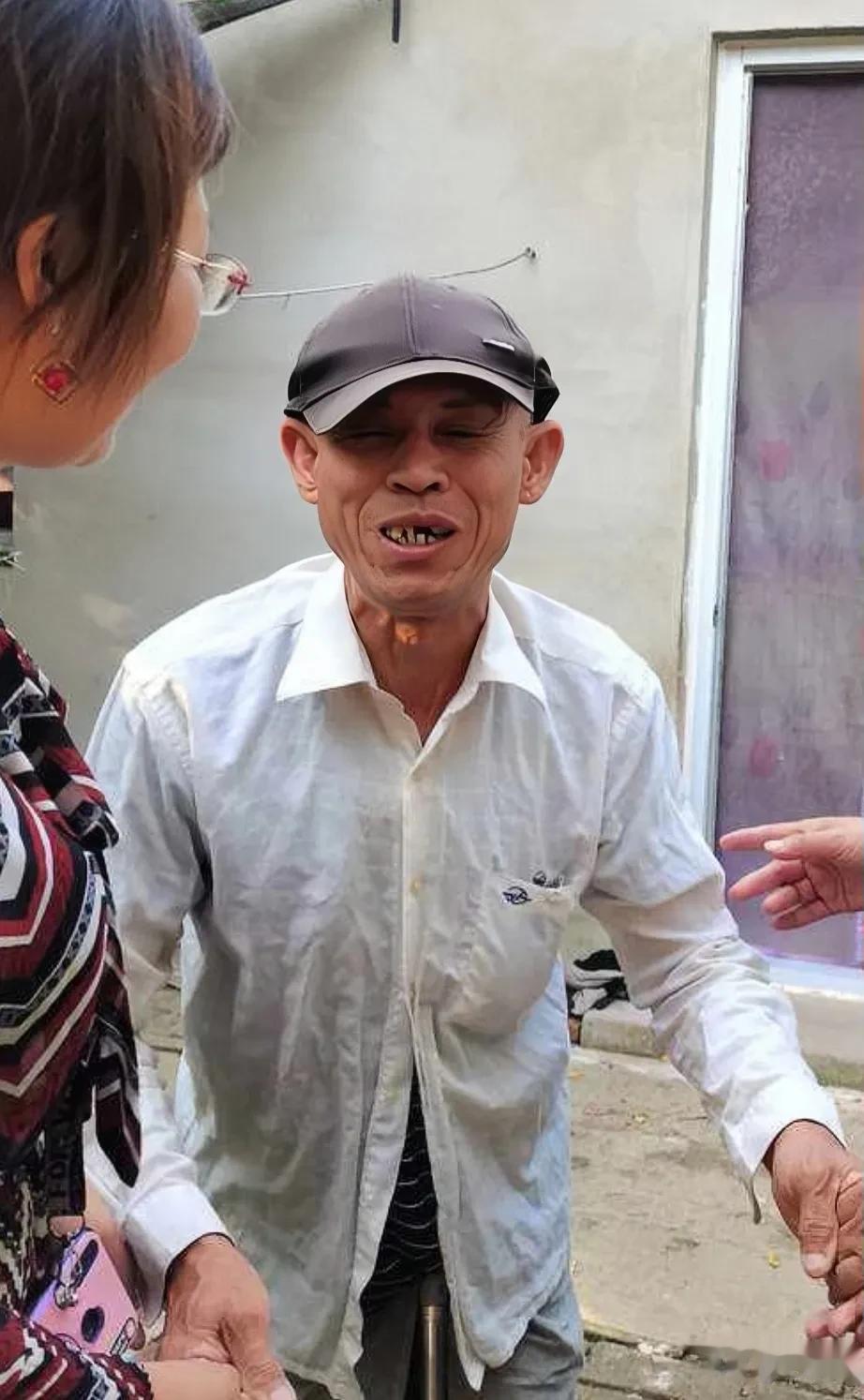 在农村，有一个很奇怪的风俗现象，很多人并没有留意:

拿我们村来说，有3位“五保