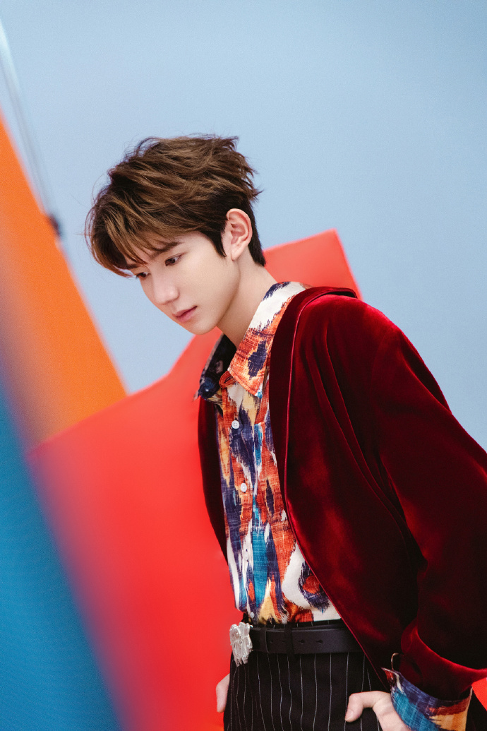 王源除夕照王源红丝绒小马西装王源除夕照，王源红丝绒小马西装，谁懂和这个王源的年味