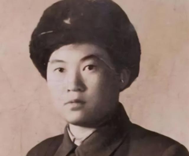 1950年，战士郭富受了重伤，裤子被鲜血浸染，然而，当医生解开他的扣子时，他却骤