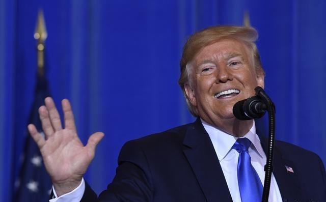 特朗普在一场演讲中，正宣称联合国不行，还表示不在乎国际法时，台下有人发问：“你连