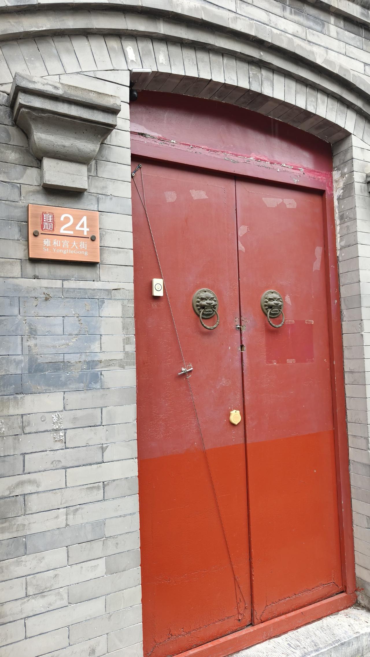 去雍和宫烧香，压根儿不知道该按怎样的顺序进行。请了香后，只能跟着别人走。这里的香