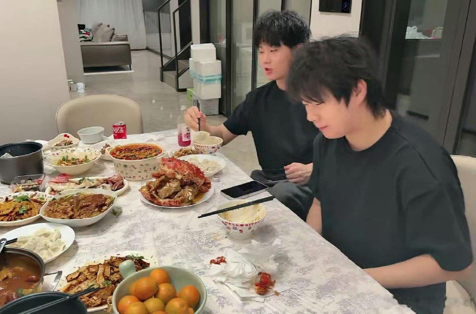 喜人的胃是1tb的吧 本以为是轻松团建，结果成饕餮现场！酷酷的滕直播里，喜人对着