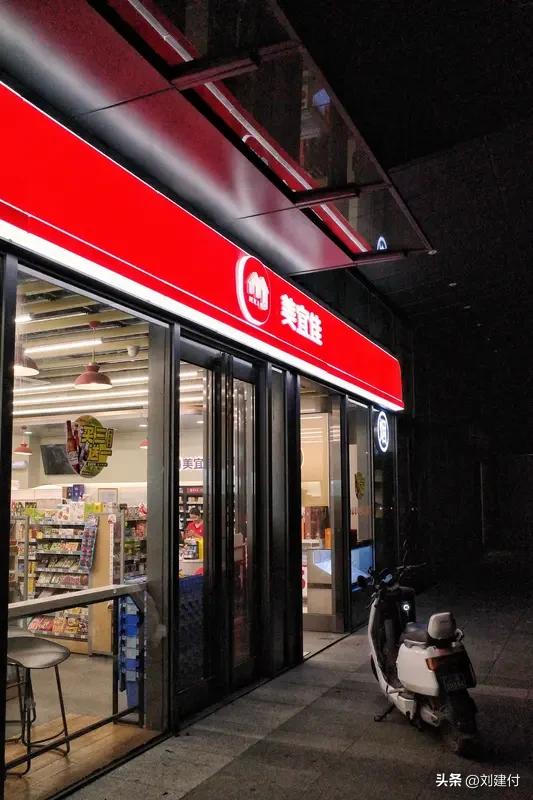 美宜佳多地门店被曝卖假烟 美宜佳多地门店被曝售卖假烟，此事闹得满城风雨。3·15