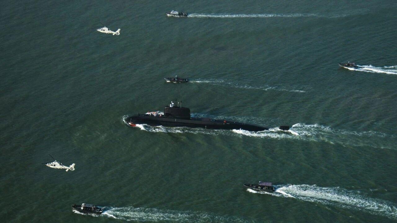 巴民众热闹欢迎，中国造“汉果”号潜艇抵达卡拉奇，巴基斯坦全面转向中式武器！

在