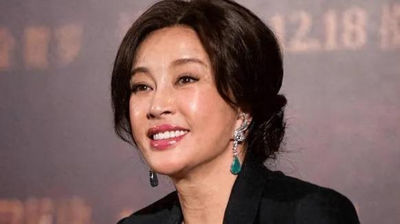 近日，刘晓庆被举报涉嫌“逃税”的事件引发了公众的广泛关注。举报人王先生声称，他在