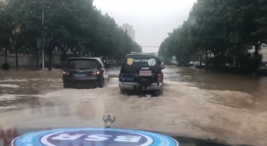 北方遭受大雨灾害，河北涿州因为地势低洼，灾情尤其严重。
有媒体报道，当地进水最深