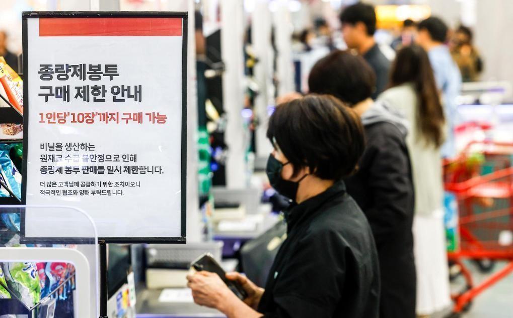 谁能想到，中东的一声炮响，居然让万里之外的韩国人急红了眼，大半夜跑去监控底下的垃
