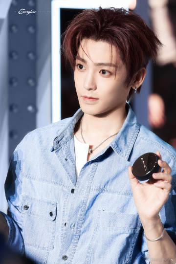 侯明昊18岁的愿望实现了想听侯明昊喊姐姐的有福了兜兜转转走过演员这条路，侯明昊始