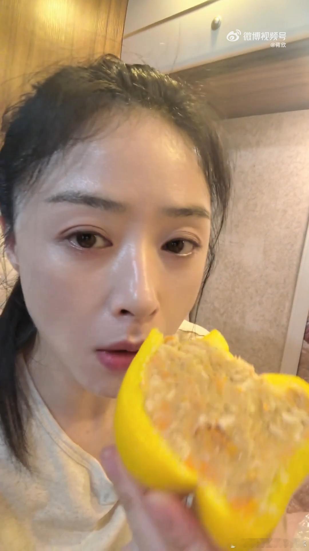 蒋欣叫关晓彤超美腿精蒋欣get关晓彤彩椒碗 ​知道了 ​​​