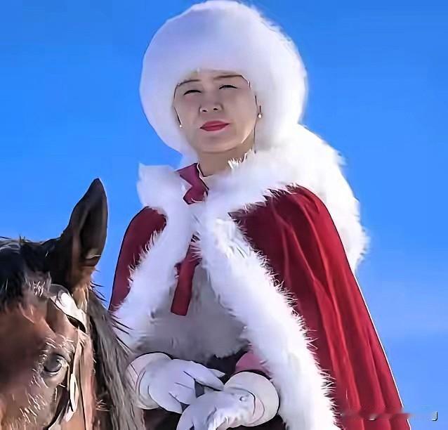 别被贺娇龙的“飒爽”骗了！镜头里红衣策马的女侠，私下里摔马摔得浑身是伤，却爬起来