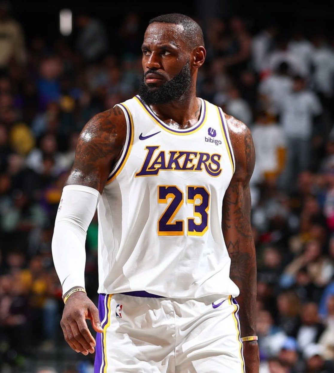 最近5场比赛，詹姆斯场均27.6分7.2板6.2助1.2断1.2帽，三项命中率5