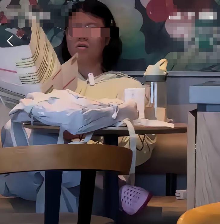 海口星巴克那位备考公务员的女子又回店里了。
这一次，她没有再使用扩音器，只是撑着