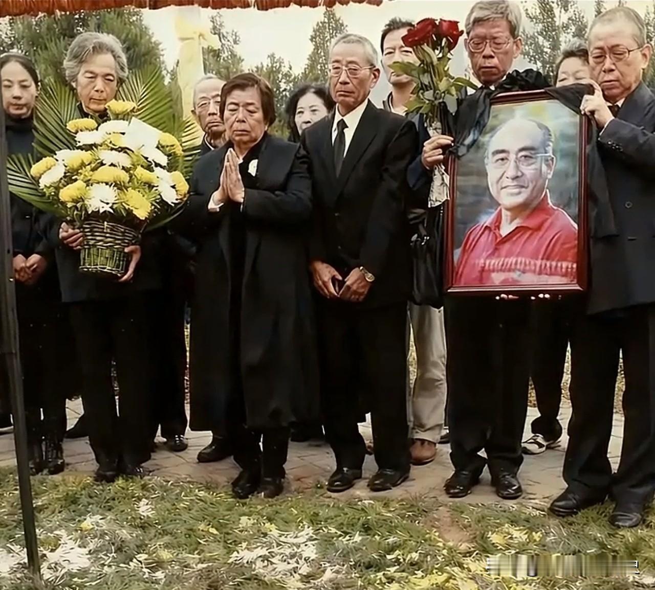 庄严肃穆的安葬现场，草木似在含悲，洁白的花朵散落一地。2013年，庄则栋的骨灰正