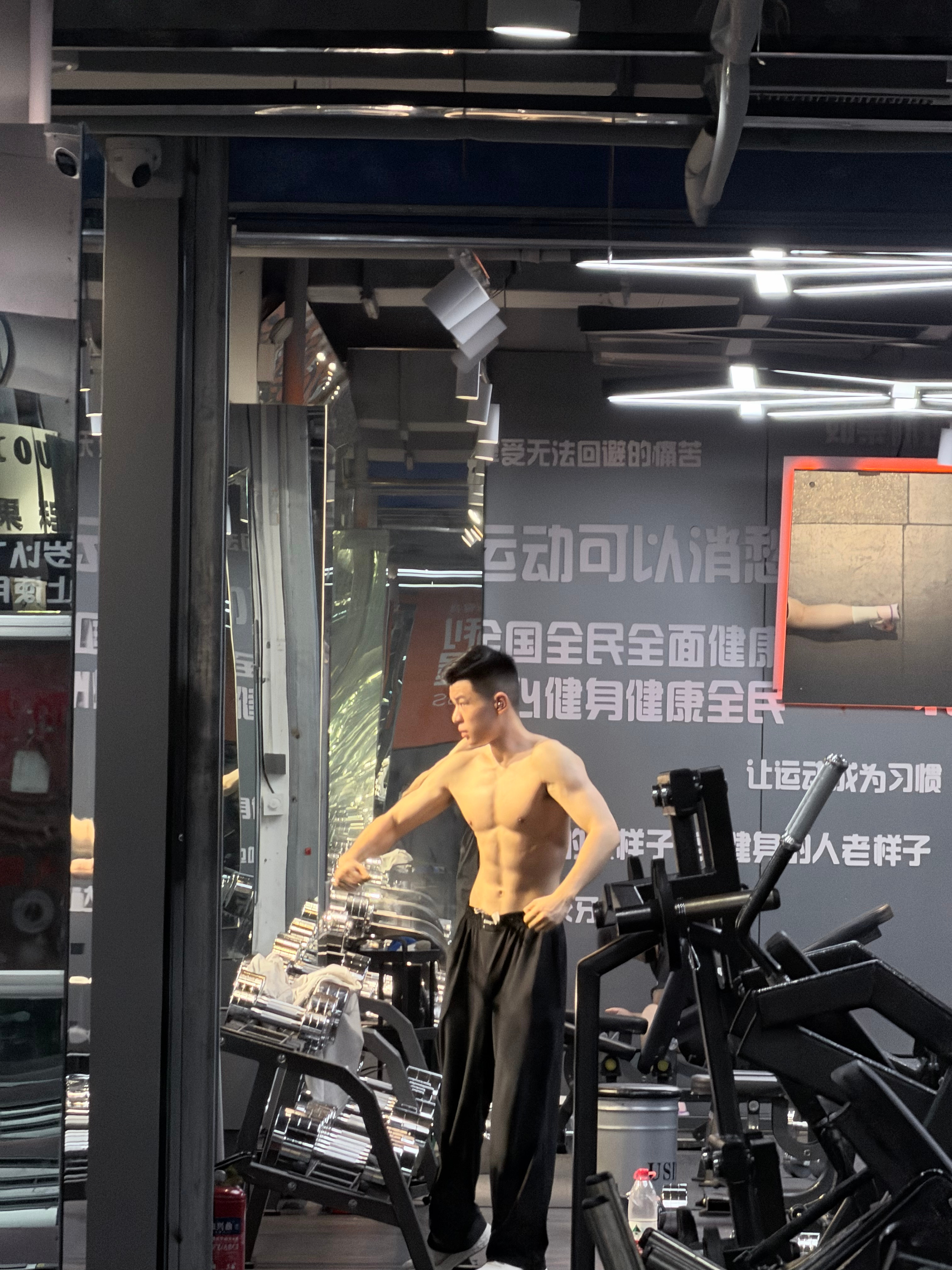 建议中年人要长期坚持力量训练不说了，这是我梦寐以求的身材我要练，猛猛练！ 