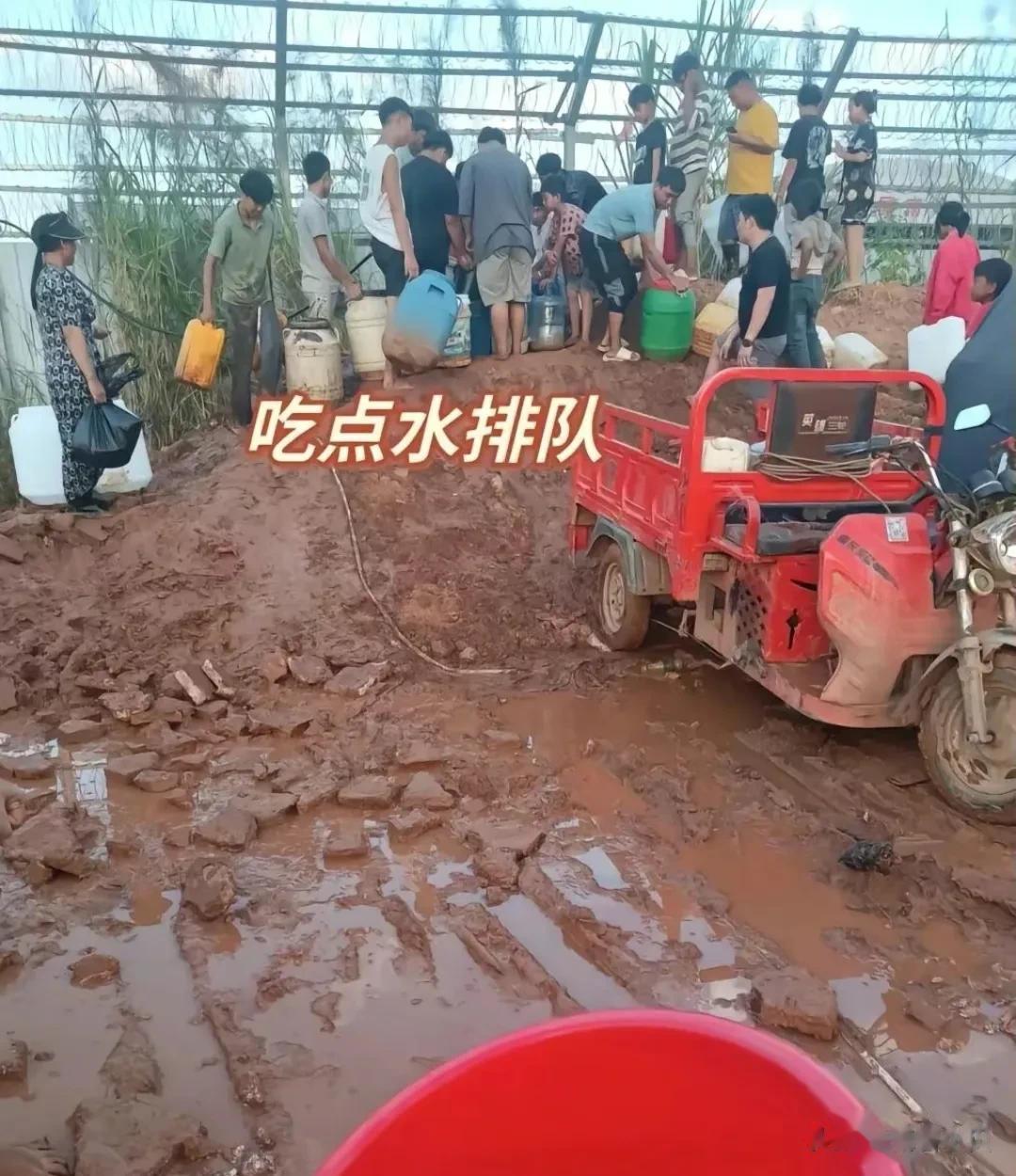 缅甸人真会做生意逃难路上也不忘记挣钱。
跑到边境线避难缅甸人很多，铁丝网附近搭帐