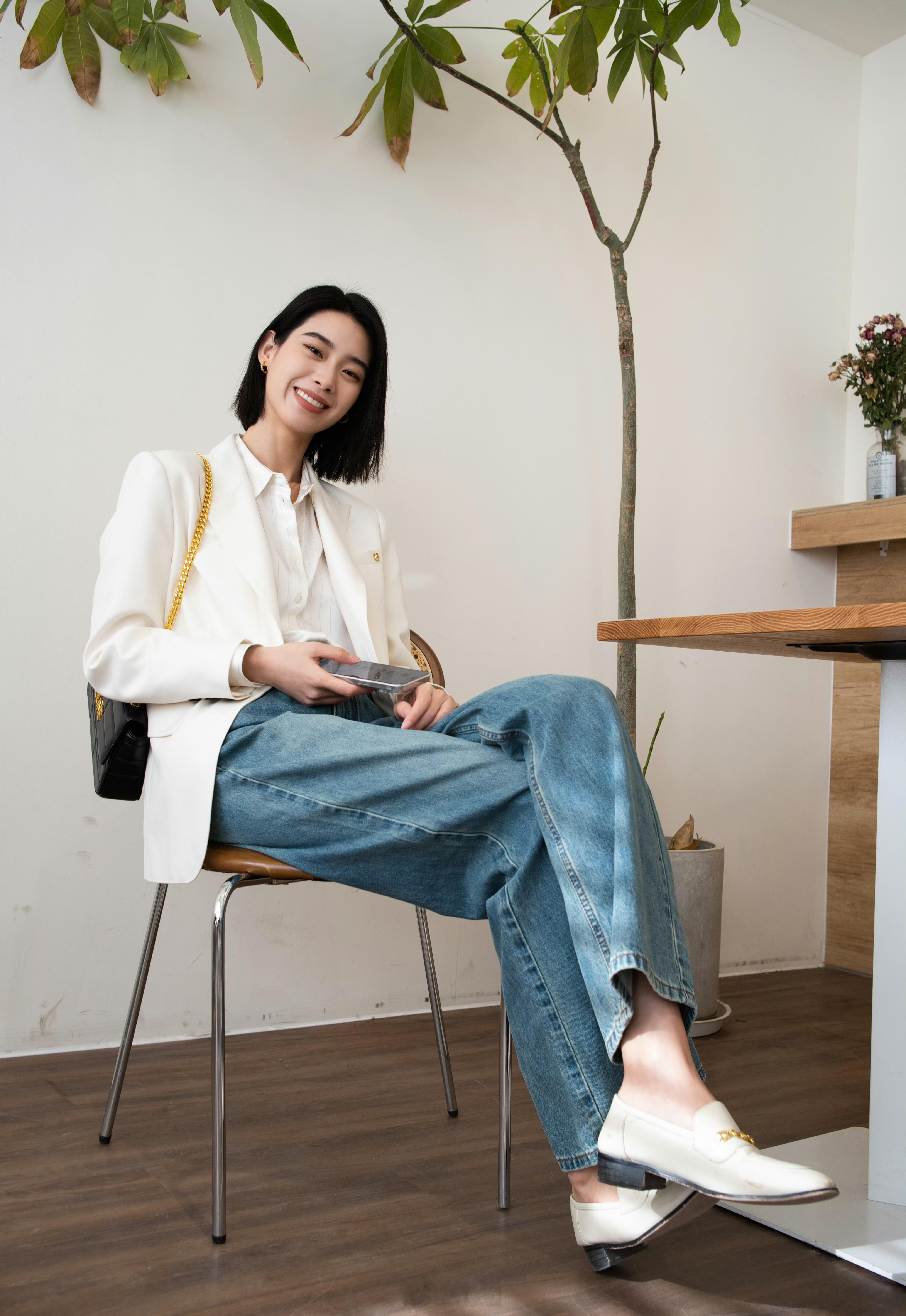 白色西装的小女孩太酷了 ​​​