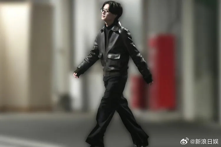 日媒：3月某日夜，高桥文哉高桥恭平参加了真人电影《蓝色监狱》的杀青宴。 